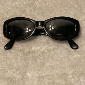 Ray-Ban Sleek Black Sunglasses 4135 classic oval sunglasses